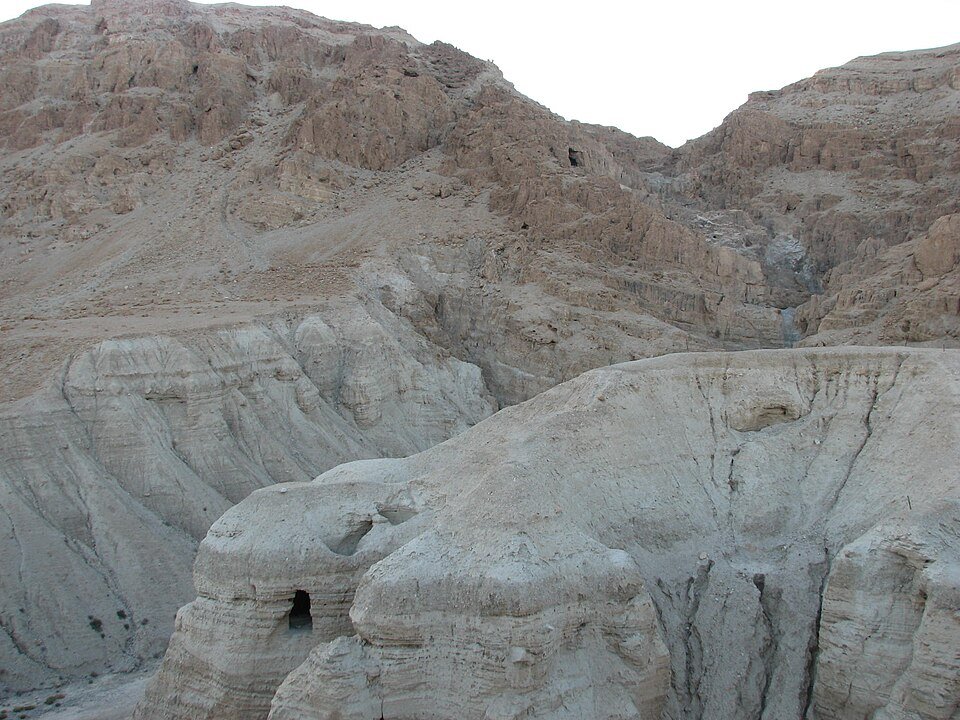 מצוק הקירטון שבו נמצאות מערות קומראן