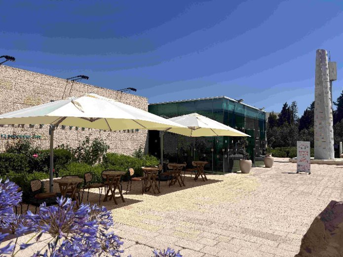 רחבת הישיבה של "קפה קדמה" בכניסה למוזיאון ארצות המקרא בגבעת רם | צילום: יח"צ