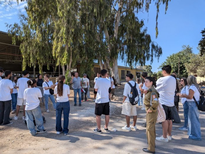 תלמידי שכבת י"ב מאורט זאב בוים בקריית גת בסיור בנגב המערבי | צילום: כרמל מרקשייד, המעורר
