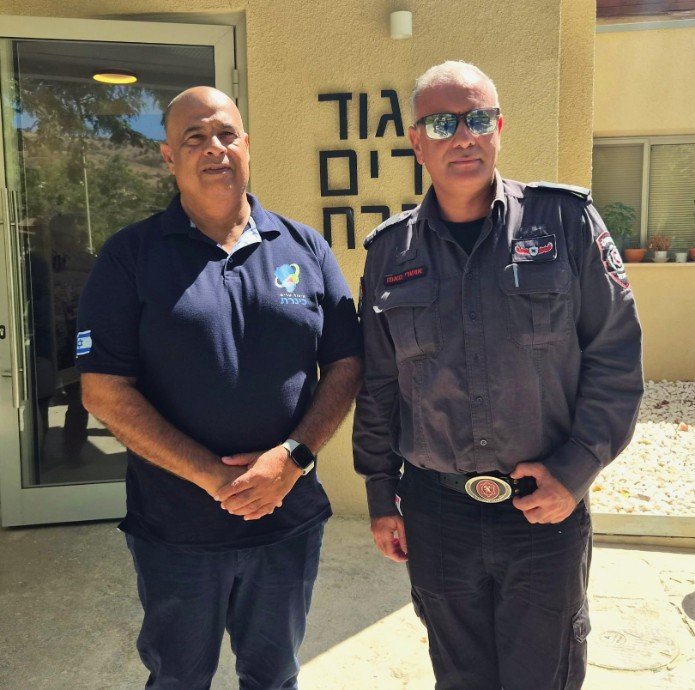 יוסף בן יוסף, מנכ"ל איגוד ערים כינרת, וסגן טפסר אושרי מאמו, מפקד תחנת כבאות והצלה טבריה | צילום: צילום: שרין טואפרה, איגוד ערים כינרת