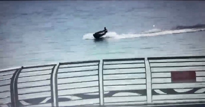 תיעוד העבירה: אופנוע הים גורר אבוב סמוך לחוף. צילום: מצלמות האבטחה של איגוד ערים כינרת