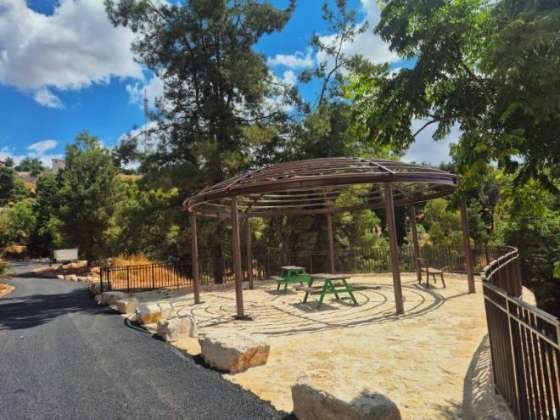 מתחם ישיבה מוצל בפארק לימונים בצפת | צילום: גיא קולר, רשות ניקוז ונחלים כינרת