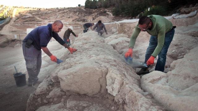 אמת המים התחתונה של ירושלים כפי שהתגלתה בחפירה. צילום: אמיל אלג'ם, רשות העתיקות