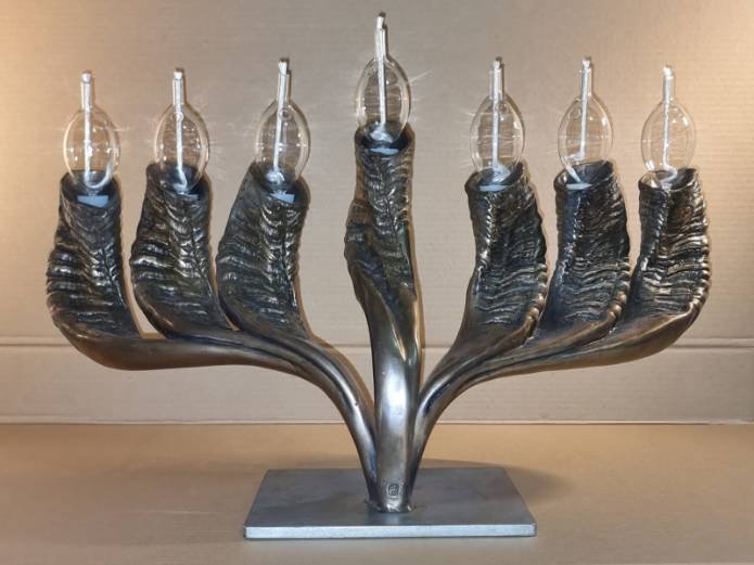 מנורה עשויה משופרות, מתוך עבודות אלכסנדר מטלייב בתערוכה | צילום: אלכסנדר מטלייב