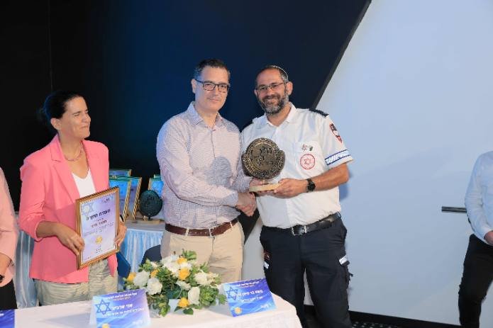 הענקת אות ההוקרה על במת הטקס. צילום: אלירן אסייג