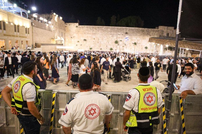 כוחות מד"א ערוכים לאבטח רפואית את מעמד ברכת הכהנים ברחבת הכותל המערבי | צילום: תיעוד מבצעי מד"א