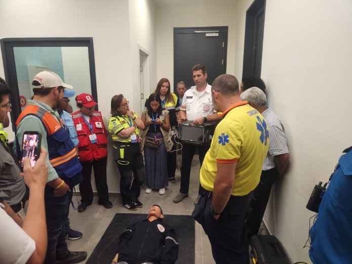 חברי המשלחת במרכז ההכשרות והסימולציה של מד"א. צילום: אלון שפיגל