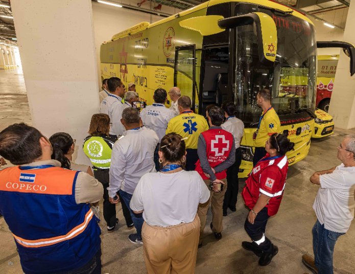 המשלחת מתרשמת מרכבי ההצלה של מד"א. צילום: אלון שפיגל