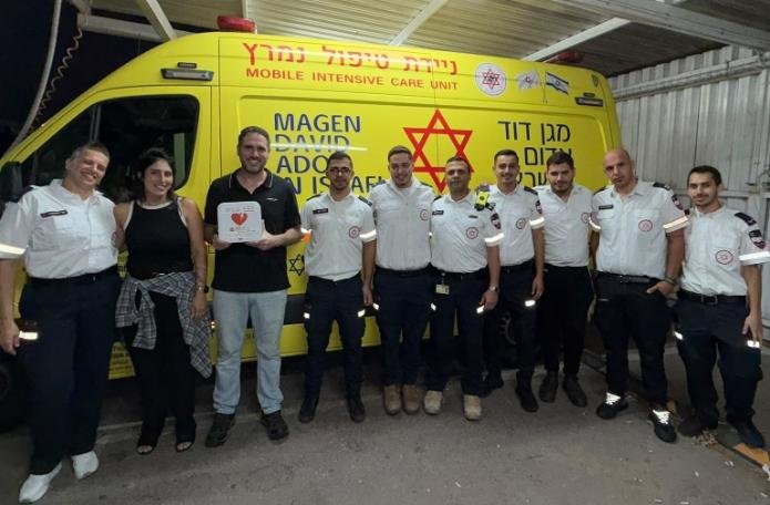 קובי ואורטל כהן עם צוותי מד"א בתחנת נתניה | צילום: דוברות מד"א