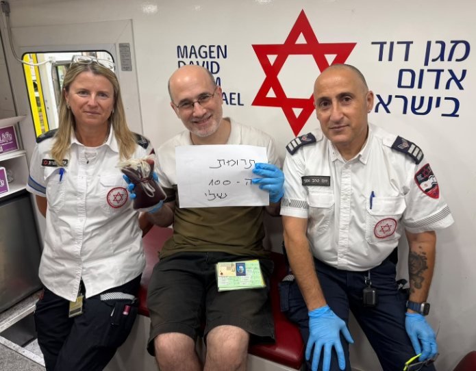 ירון עולמי בנקודת ההתרמה של שירותי הדם של מד״א. צילום: דוברות מד״א