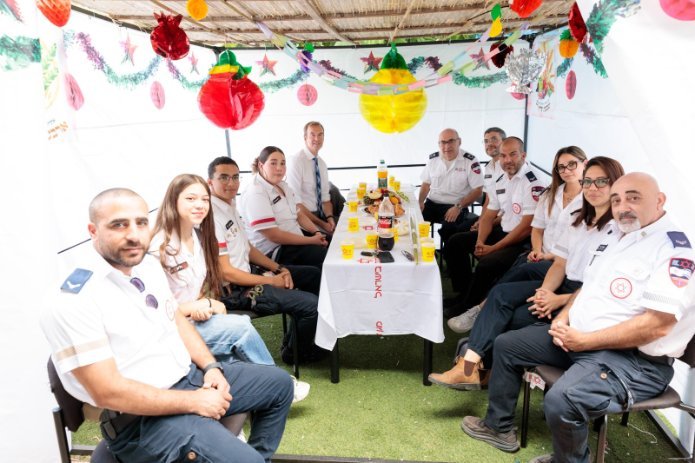 ביקור שגריר האיחוד האירופי בישראל בסוכת מד״א בתחנת לוד | צילום: נמרוד ארונוב