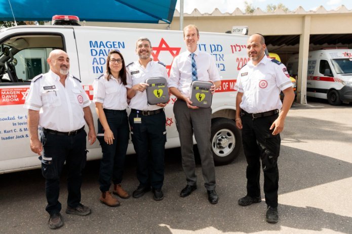 מתנדבי מד״א בסוכה בתחנת לוד במהלך ביקור שגריר האיחוד האירופי. צילום: נמרוד ארונוב