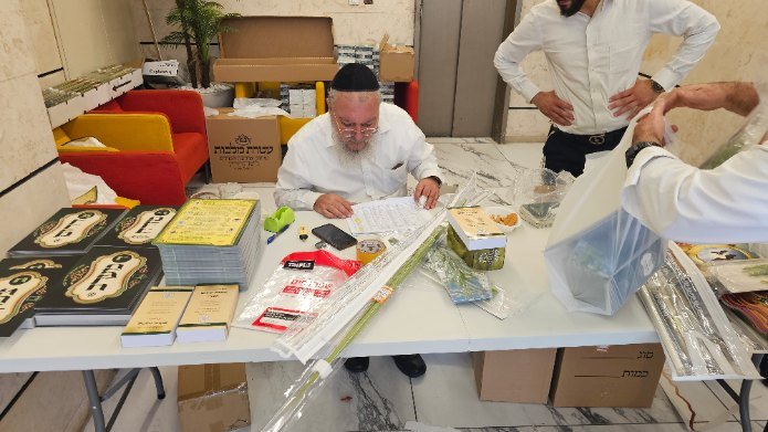 חלוקת הציוד לגבאי בתי הכנסת במתחם המועצה הדתית באשקלון | צילום: יח"צ