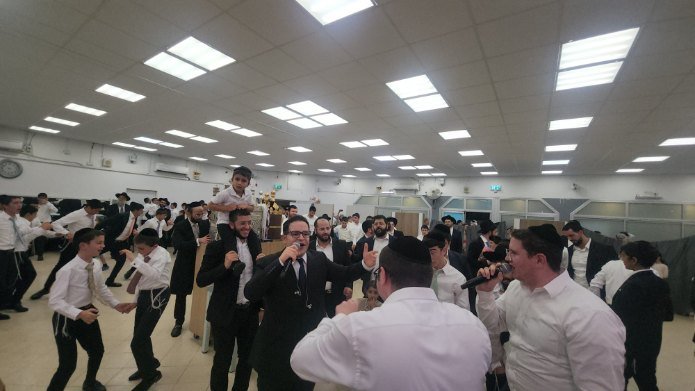 גבאי בתי הכנסת במתחם החלוקה המרכזית של המועצה הדתית. צילום: יח"צ