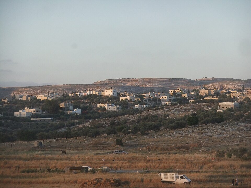 מרחבי הגבעות והשדות שסביב מודיעין, עם בתי היישובים שנשקפים באופק (צילום: יעקב, ויקישיתוף, CC BY-SA 3.0)