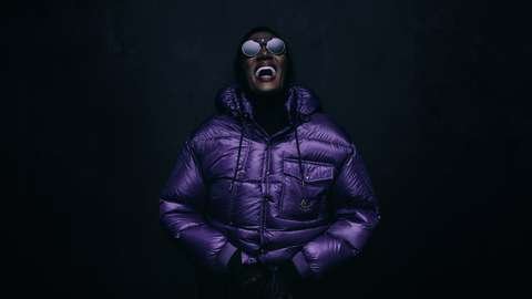 גרייס ג'ונס במעיל Karakorum בצבע סגול עמוק. צילום: Moncler