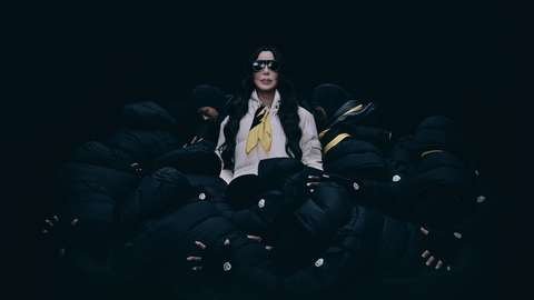 שר במעיל Himalaya הלבן מקולקציית Moncler Re/Icons | צילום: Moncler