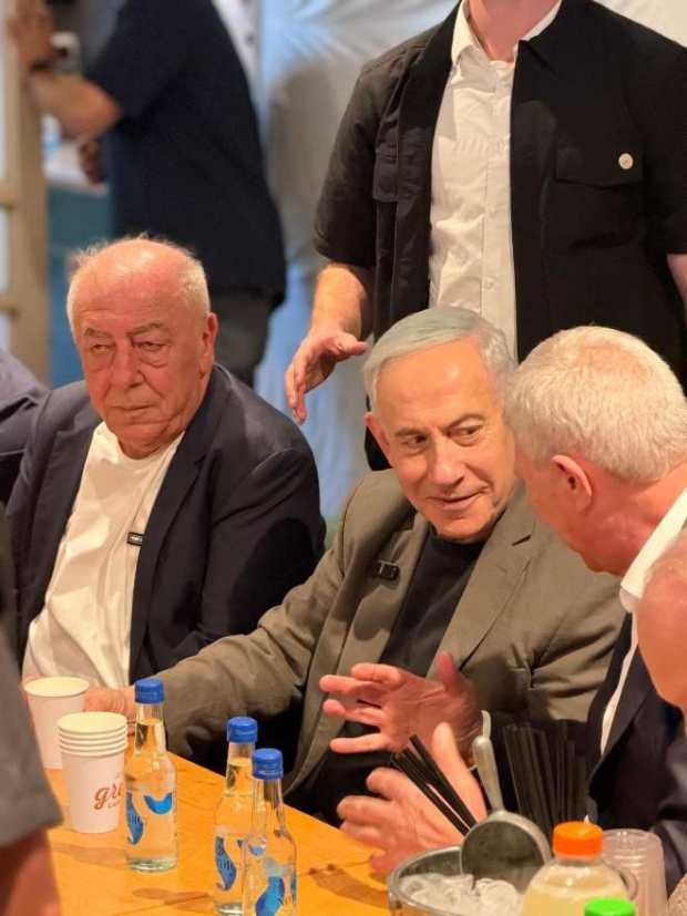 נתניהו בשיחה עם אורחים בסניף קפה גרג בקריית אתא. צילום: יח"צ