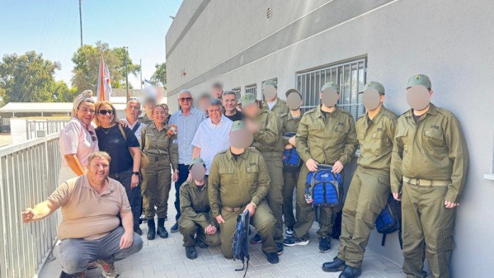 תלמידי בית אקשטיין באופקים בטקס הענקת המדים בבסיס אורים. צילום: דוברות עיריית אופקים | צילום: צילום: דוברות עיריית אופקים