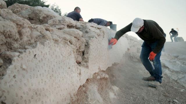בתקופה העות'מאנית הוטבעו אבנים בטיח הלח שכיסה את דופן האמה. צילום: אמיל אלג'ם, רשות העתיקות