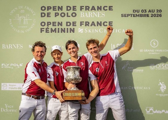 מנצחי Barnes French Open, קבוצת Kazak, עם הגביע במועדון הפולו דו דומיין דה שנטיליי בצרפת | צילום: U.S. Polo Assn