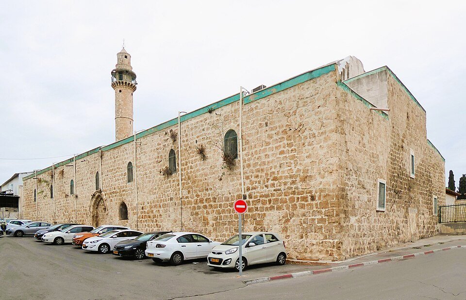 המסגד הגדול ברמלה, מבנה שהיה במקורו כנסייה צלבנית מהמאה ה־12, עם חזית אבן ארוכה וחלונות מקושתים (צילום: Chris06, ויקישיתוף, CC BY-SA 4.0)