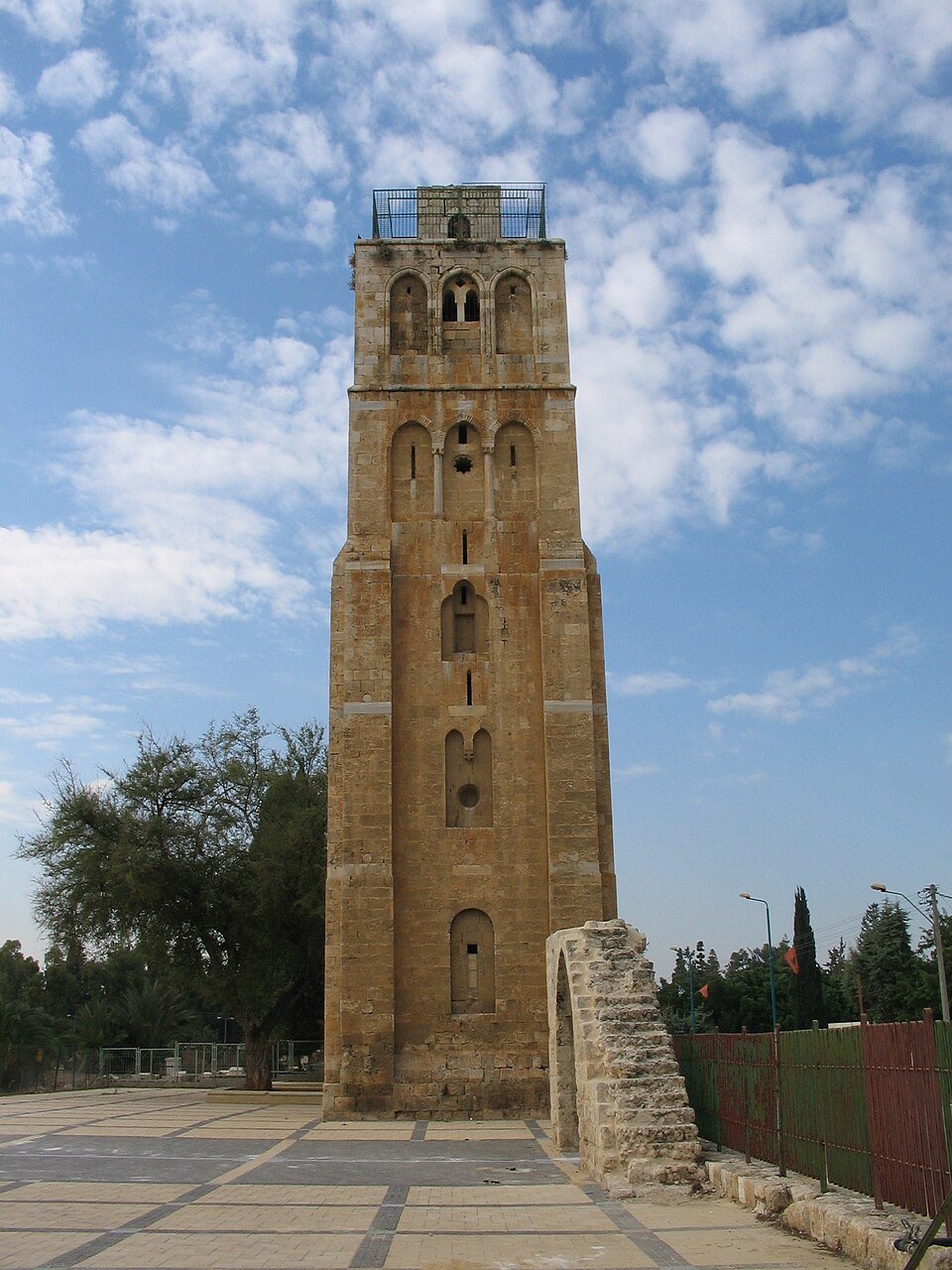 המגדל הלבן ברמלה מתנשא מעל המתחם הארכיאולוגי — מינרט מהמאה ה־14 שהפך לסמל העיר (צילום: אילן גד, ויקישיתוף, נחלת הכלל)