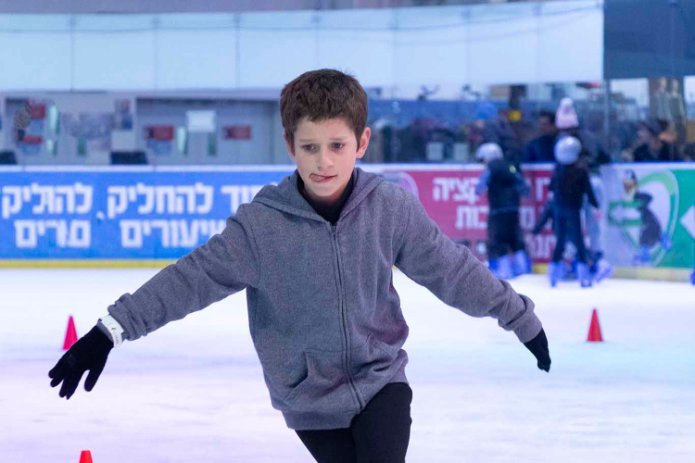 מחליקים על משטח הקרח בהיכל הקרח חולון. צילום: סנדרה ברון