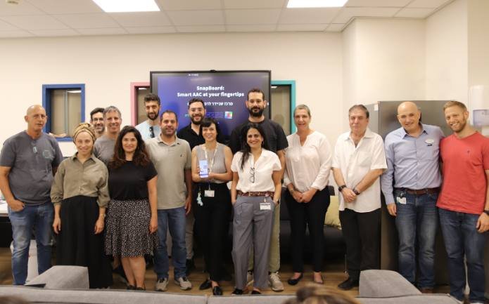 צוות קלינאיות התקשורת של מרכז שניידר ומתנדבי Code for Israel. צילום: דוברות מרכז שניידר