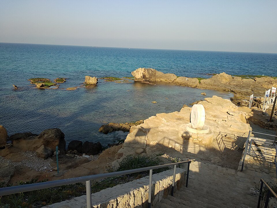 בריכות הסלע והמפרצונים המוגנים בגן הלאומי אכזיב