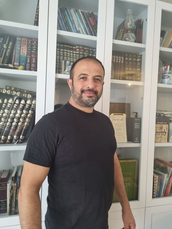 שי עזאני, שחתום על המילים, הלחן, העיבוד וההפקה המוסיקלית של "שלל צבעים". צילום: יח"צ