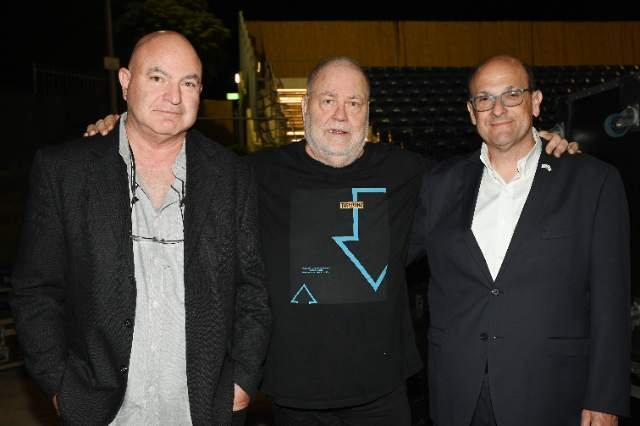 פרופ' שלומי קודש, מנהל סורוקה, כללית, הזמר יהודה פוליקר ופרופ' מוטי קליין, יו"ר החטיבה להרדמה ולטיפול נמרץ | צילום: דוברות סורוקה