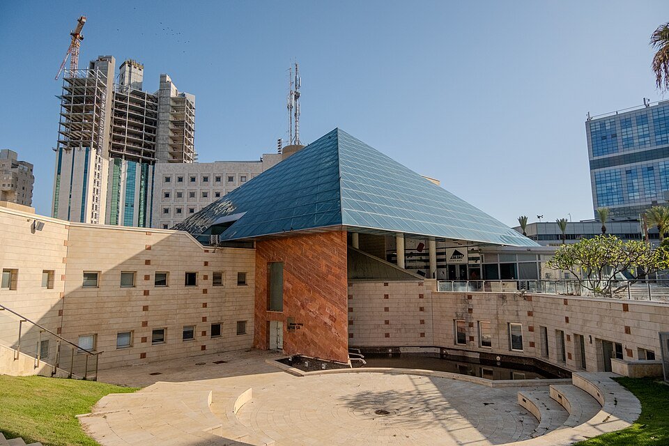 מוזיאון אשדוד לאמנות במרכז מונארט (צילום: מקף־עברי / ויקישיתוף, CC0)