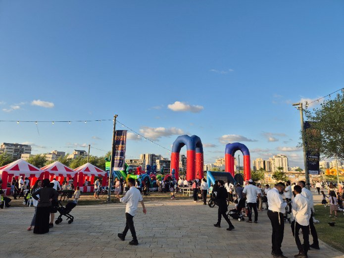 משפחות בסוכת הענק "סוכה בעיר" באקו-פארק אשקלון. צילום: דוד ויטמן הפקות
