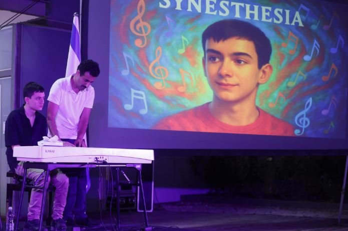 אילון גבירצר בהרצאה המוזיקלית "תזמורת החושים" | צילום: נמרוד גליקמן
