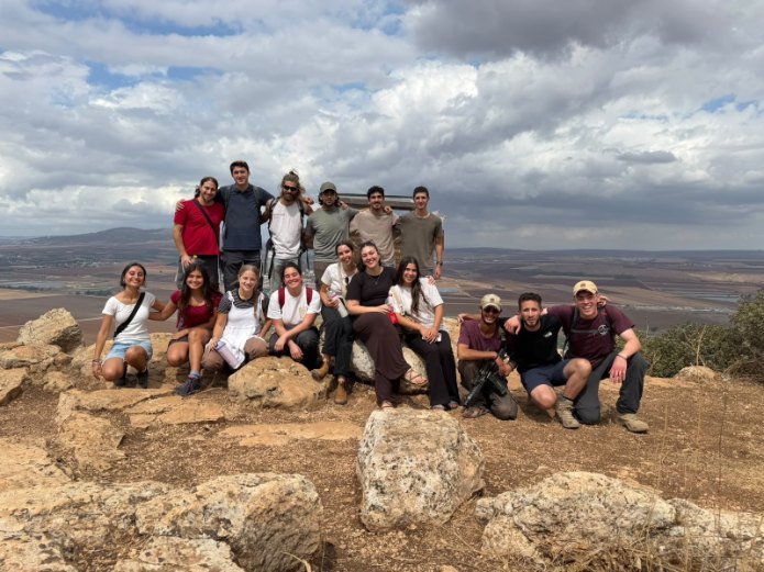 צעירי עמותת "משפחה אחת" בטיול בעמק הנעלם שבגלבוע | צילום: משפחה אחת