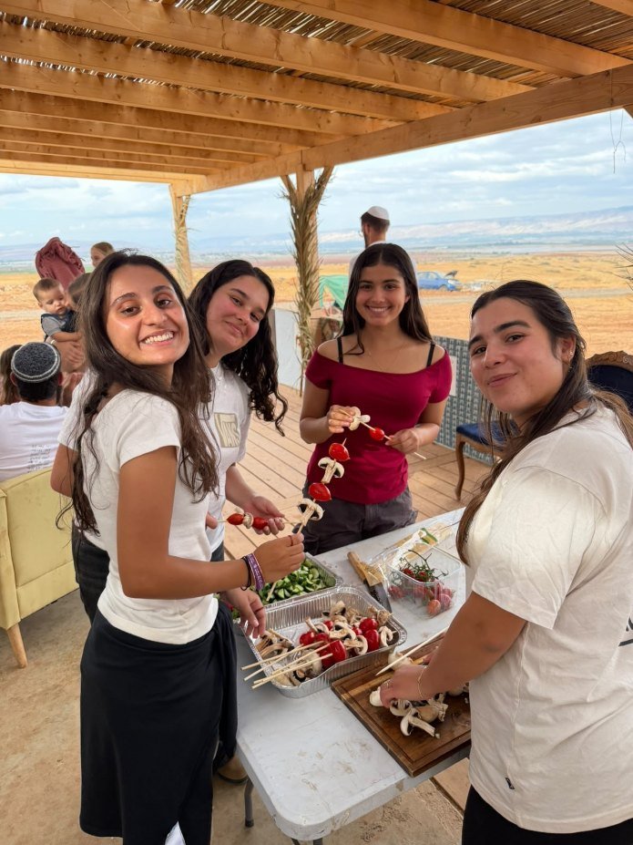 משתתפי הטיול במהלך המסלול בגלבוע. צילום: משפחה אחת