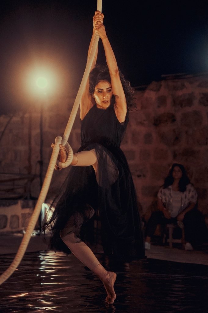 רותם ספיר במופע Unhinged. צילום: יגאל גופמן