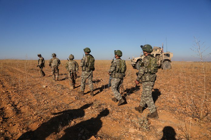 חיילים טורקים ואמריקנים בסיור משותף מחוץ לעיר מנבג' שבצפון סוריה (צילום ארכיון, נובמבר 2018). סוריה היא הזירה שבה ייבחנו היחסים בין טורקיה לישראל. צילום: צבא ארה"ב, Spc. Arnada Jones / CJTF-OIR, נחלת הכלל, באמצעות ויקישיתוף