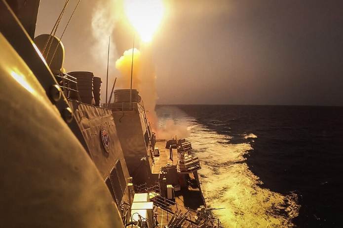 המשחתת האמריקאית USS Carney מיירטת טילים וכטב"מים חות'ים בים האדום (צילום ארכיון, אוקטובר 2023). צילום: הצי האמריקאי / ויקישיתוף, נחלת הכלל