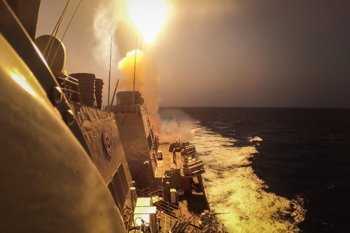 המשחתת האמריקנית USS Carney מיירטת טילים וכטב"מים של החות'ים בים סוף, 19 באוקטובר 2023. צילום: U.S. Navy / Aaron Lau (נחלת הכלל, ויקישיתוף)