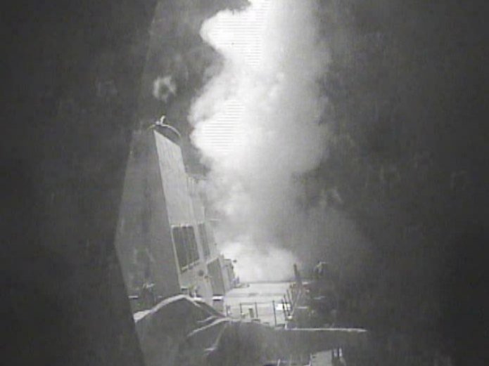 המשחתת האמריקנית USS Nitze משגרת טיל שיוט לעבר שלושה אתרי מכ"ם של החות'ים בחוף הים האדום של תימן, 13 באוקטובר 2016. צילום: צי ארה"ב (Official U.S. Navy Page, Flickr) | נחלת הכלל (PD-USGov-Navy), באמצעות ויקישיתוף