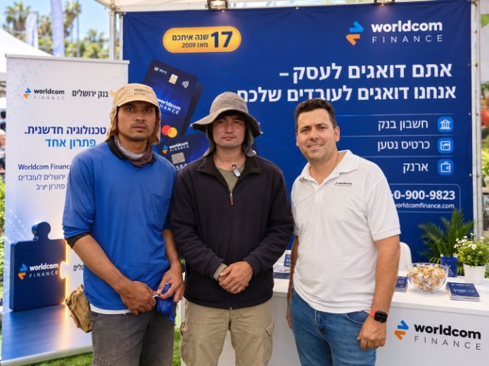מימין: שלומי בללי, סמנכ"ל המכירות של WorldCom Finance, עם עובדי חקלאות בתערוכת אגרו ישראל 2026 | צילום: באדיבות WorldCom Finance