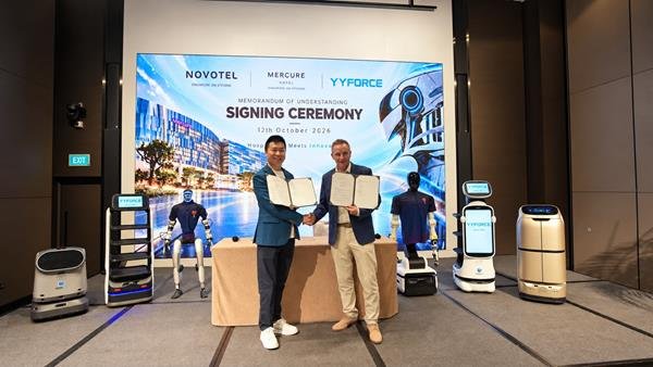 נציגי YYForce ונציגי Novotel ו-Mercure בטקס החתימה על מזכר ההבנות | צילום: YYForce Inc.