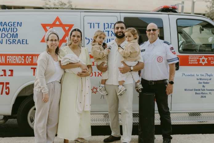 החובש הבכיר במד"א צבי רידר עם הורי התינוק | צילום: יפית אבידן