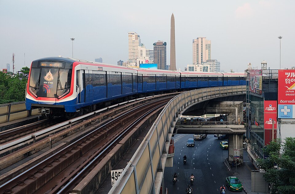רכבת ה-BTS Skytrain חולפת מעל רחובות העיר