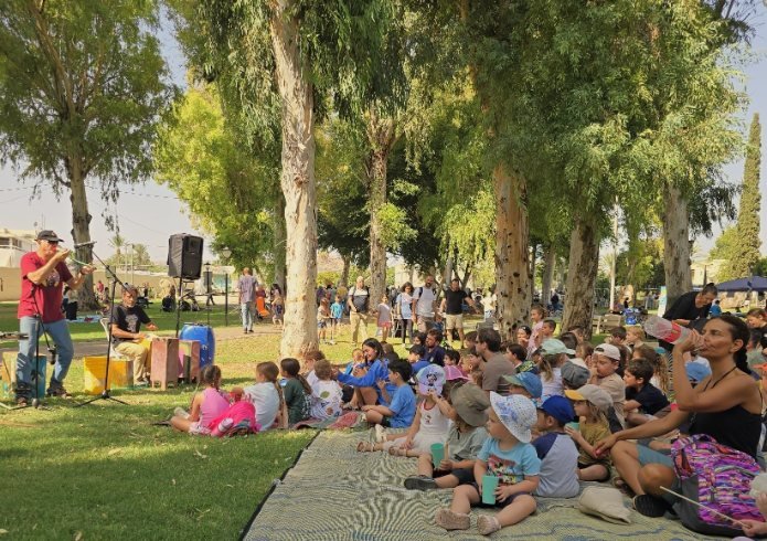 משפחות וחובבי טבע במופעי המוזיקה בפסטיבל נחל צלמון הראשון | צילום: רונית שגיב, רשות ניקוז ונחלים כינרת