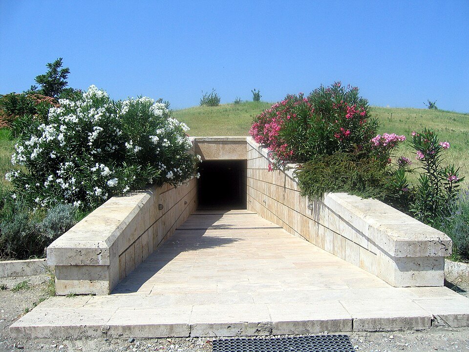 הכניסה למוזיאון הקברים המלכותיים בוורגינה, הבנוי בתוך התל עצמו