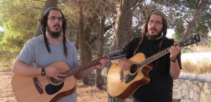 האחים אביה ואוריאל דויטש, שמוציאים זו השנה השישית שיר מלחני קרליבך לרגל היארצייט. צילום: יח"צ