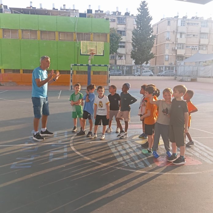 מאמן "החלוץ" בשיחה עם החניכים במהלך האימון. צילום: החלוץ